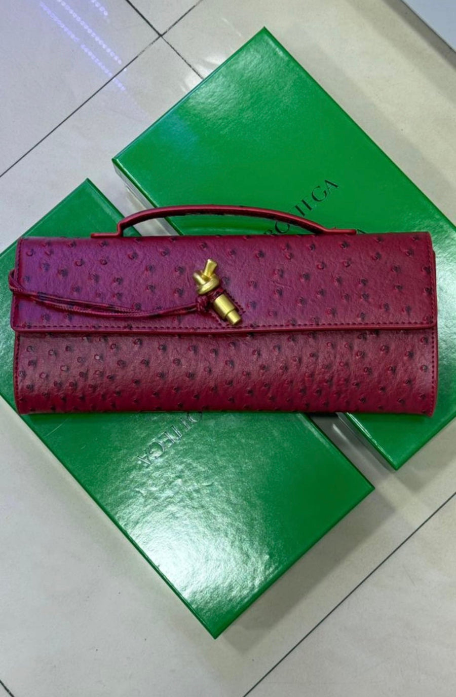Pochette à anse en autruche avec fermeture knot emblématique en métal. – image 6