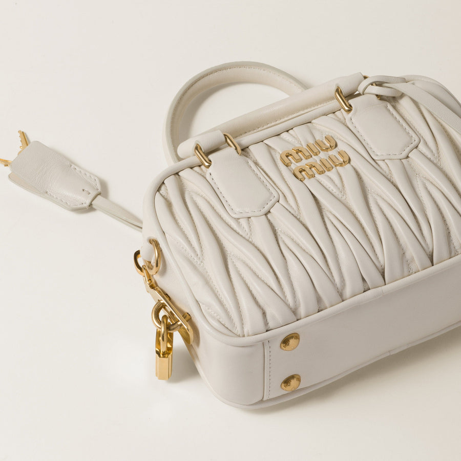 Sac Arcadie nappa matelassé en blanc – image 5