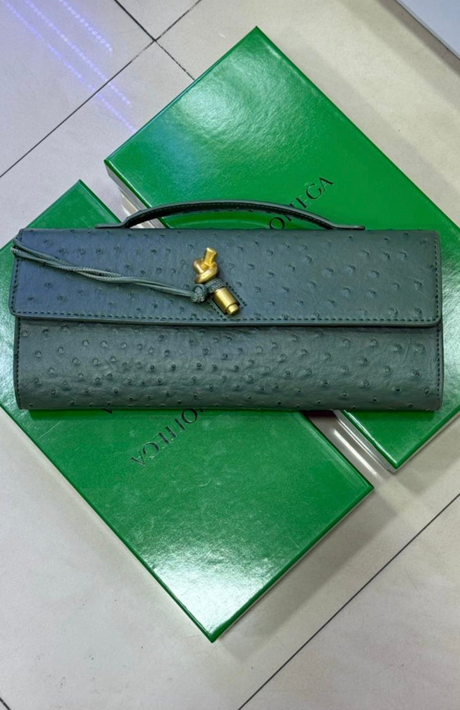 Pochette à anse en autruche avec fermeture knot signature. – image 2