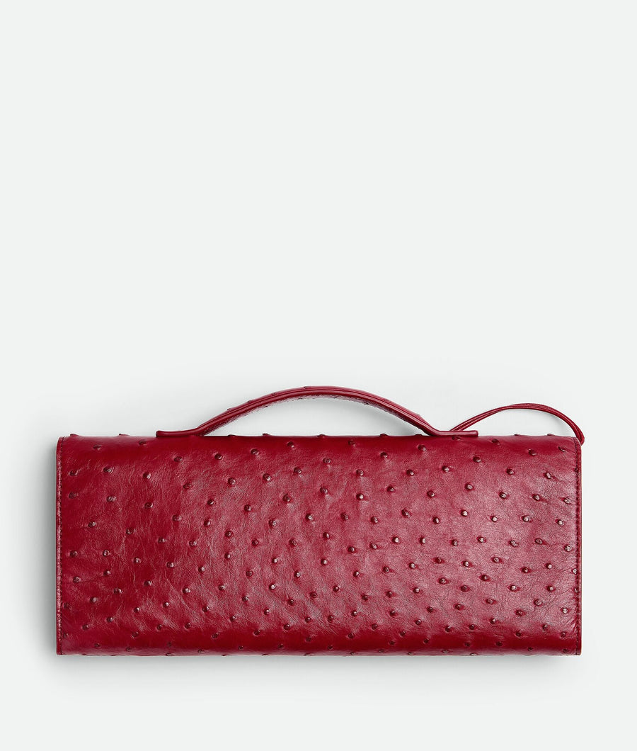 Pochette à anse en autruche avec fermeture knot emblématique en métal. – image 4
