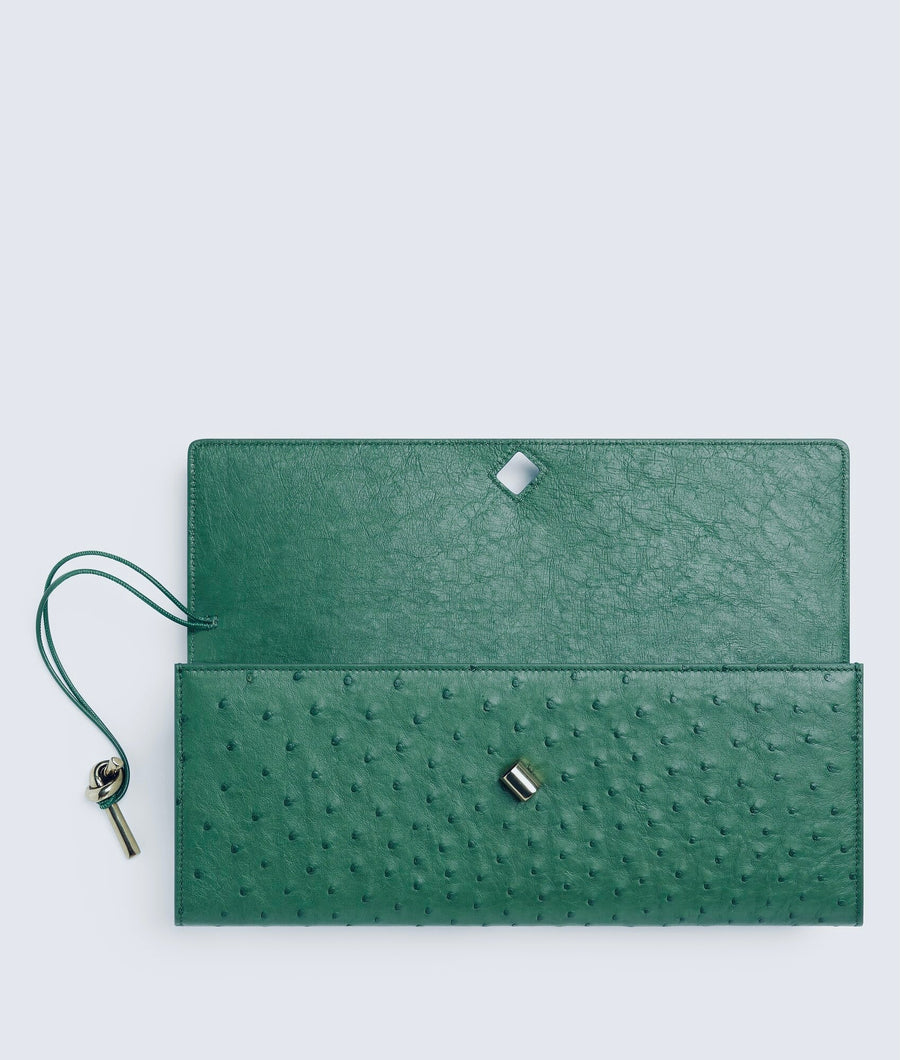 Pochette à anse en autruche avec fermeture knot signature. – image 4