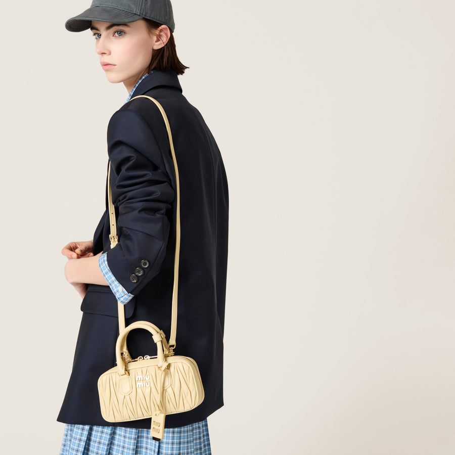 Mini sac Arcadi matelassé en beige – image 5