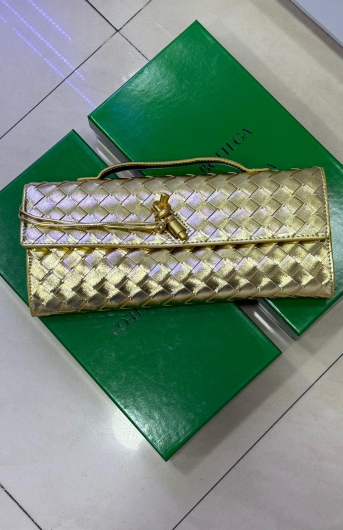 Pochette à Intrecciato effet miroir avec fermeture knot signature. – image 2